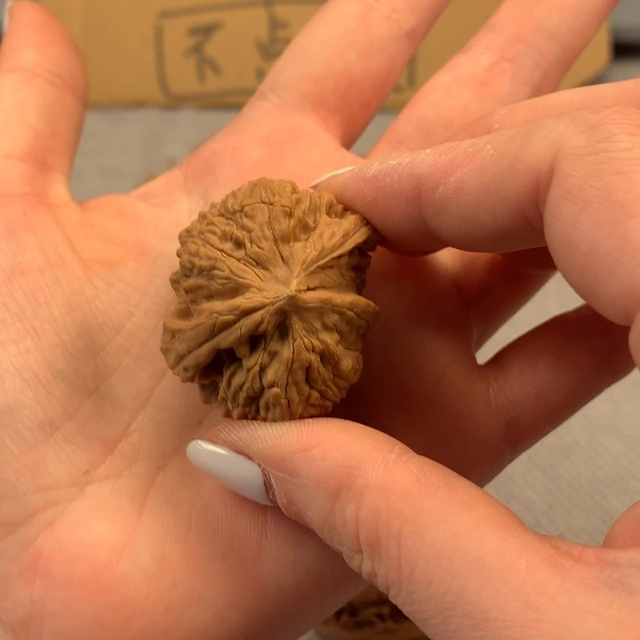 齐***齐文玩核桃吊坠异形单只