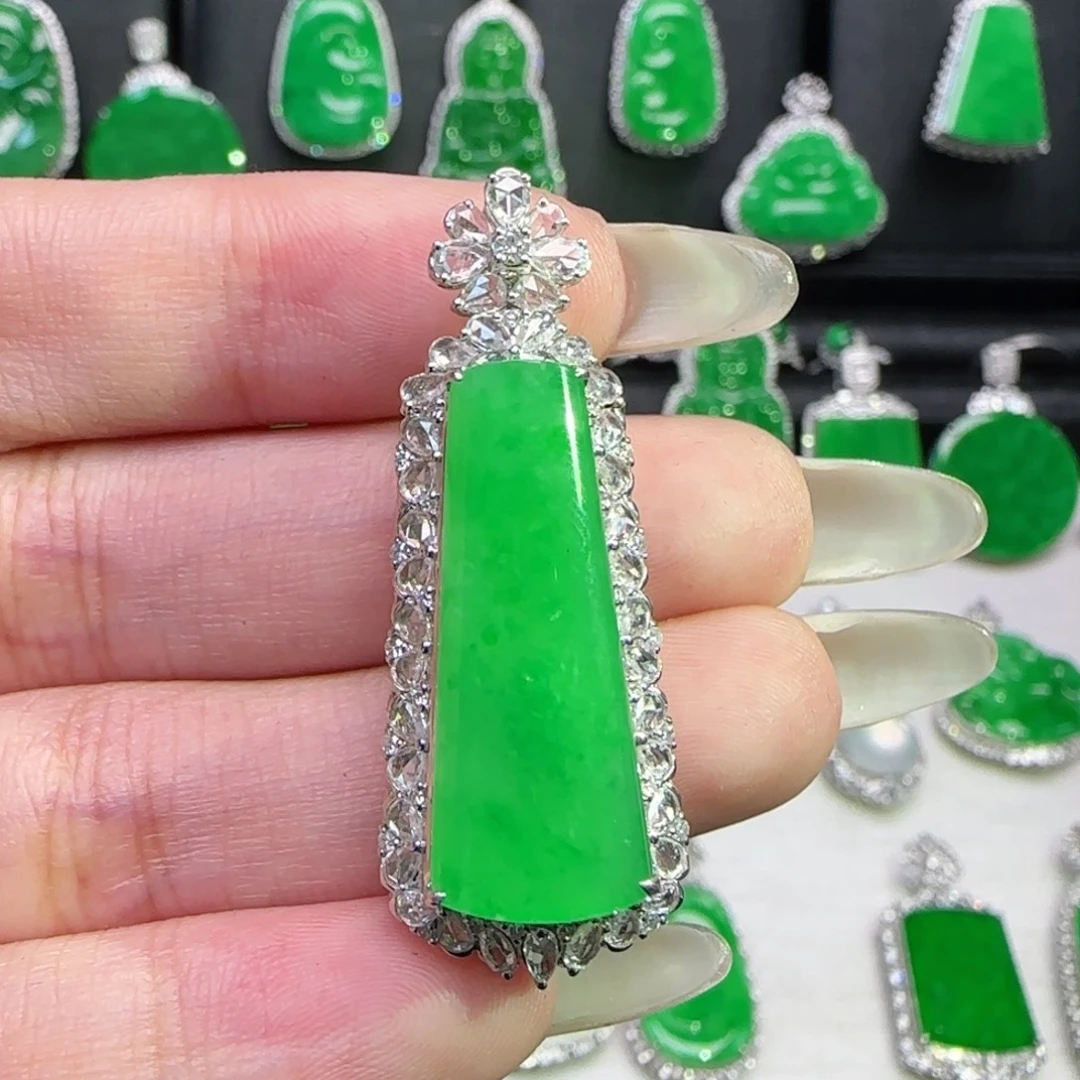 翡翠18K金镶嵌颈饰