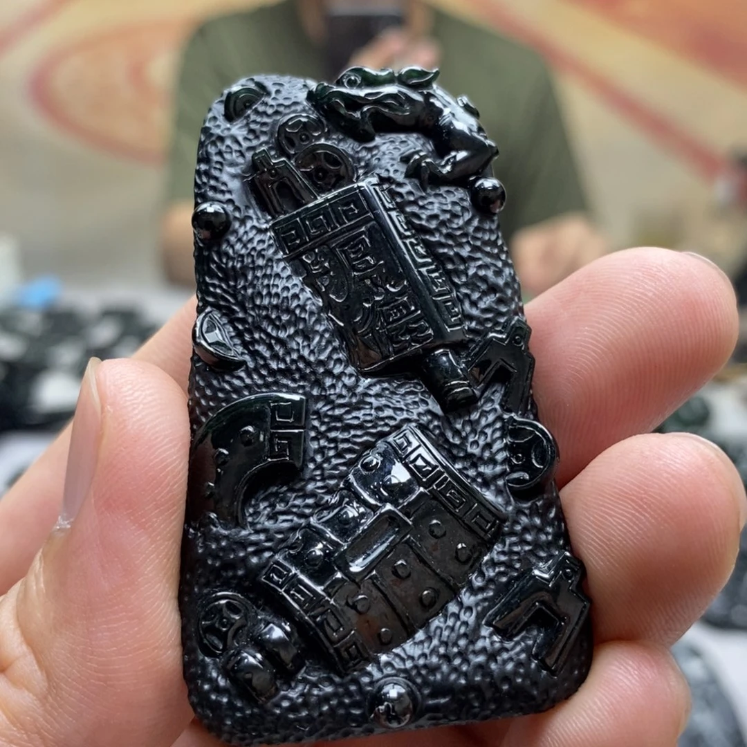 翡翠未镶嵌颈饰八破图