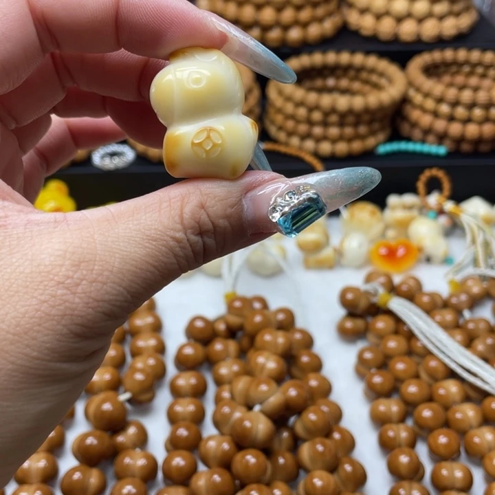 我***甜吊坠猴头核桃小马配饰