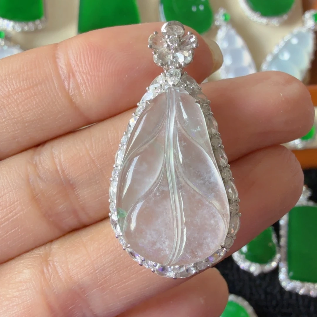 翡翠18K金镶嵌颈饰吊坠