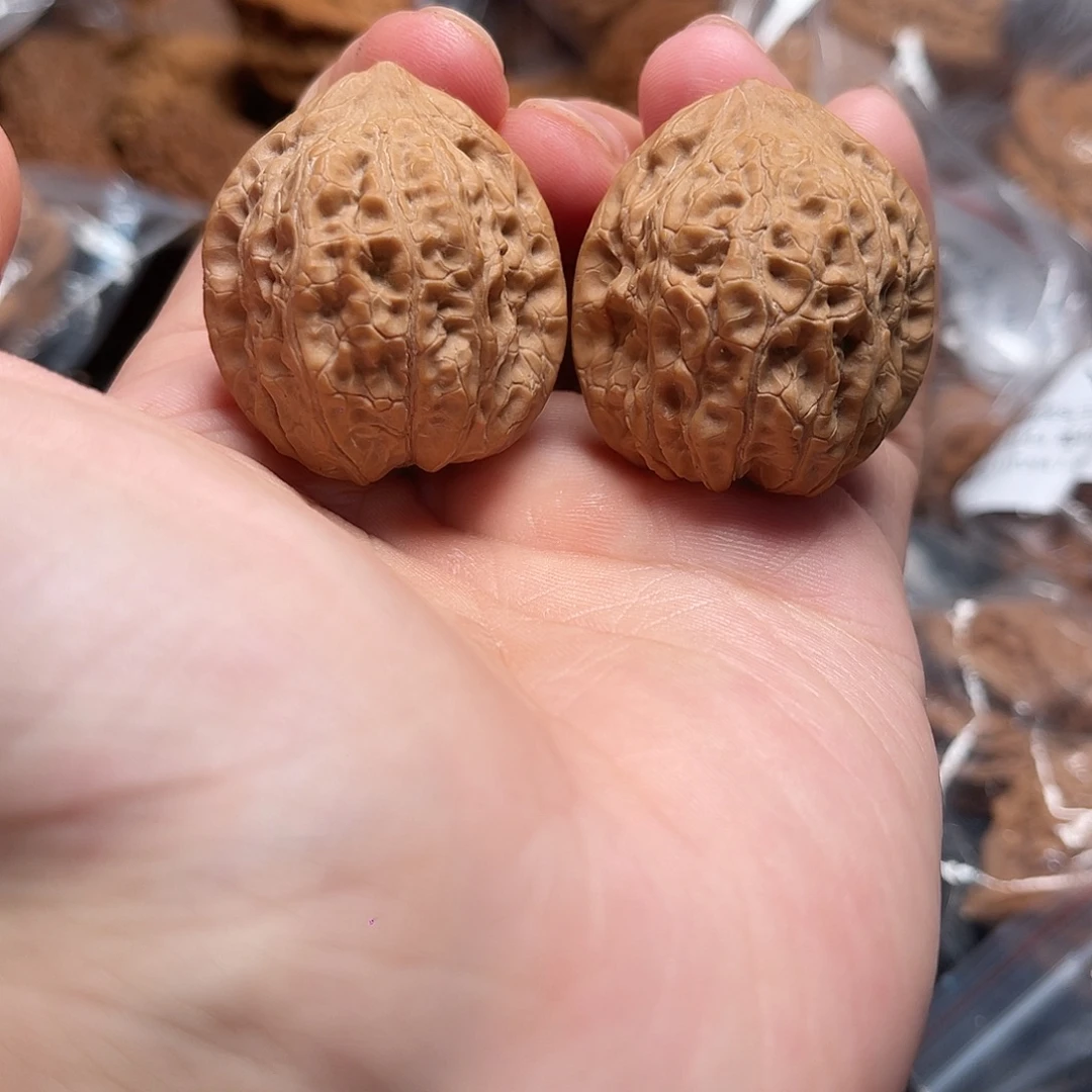 1文玩核桃蜡皮小狮子33-074