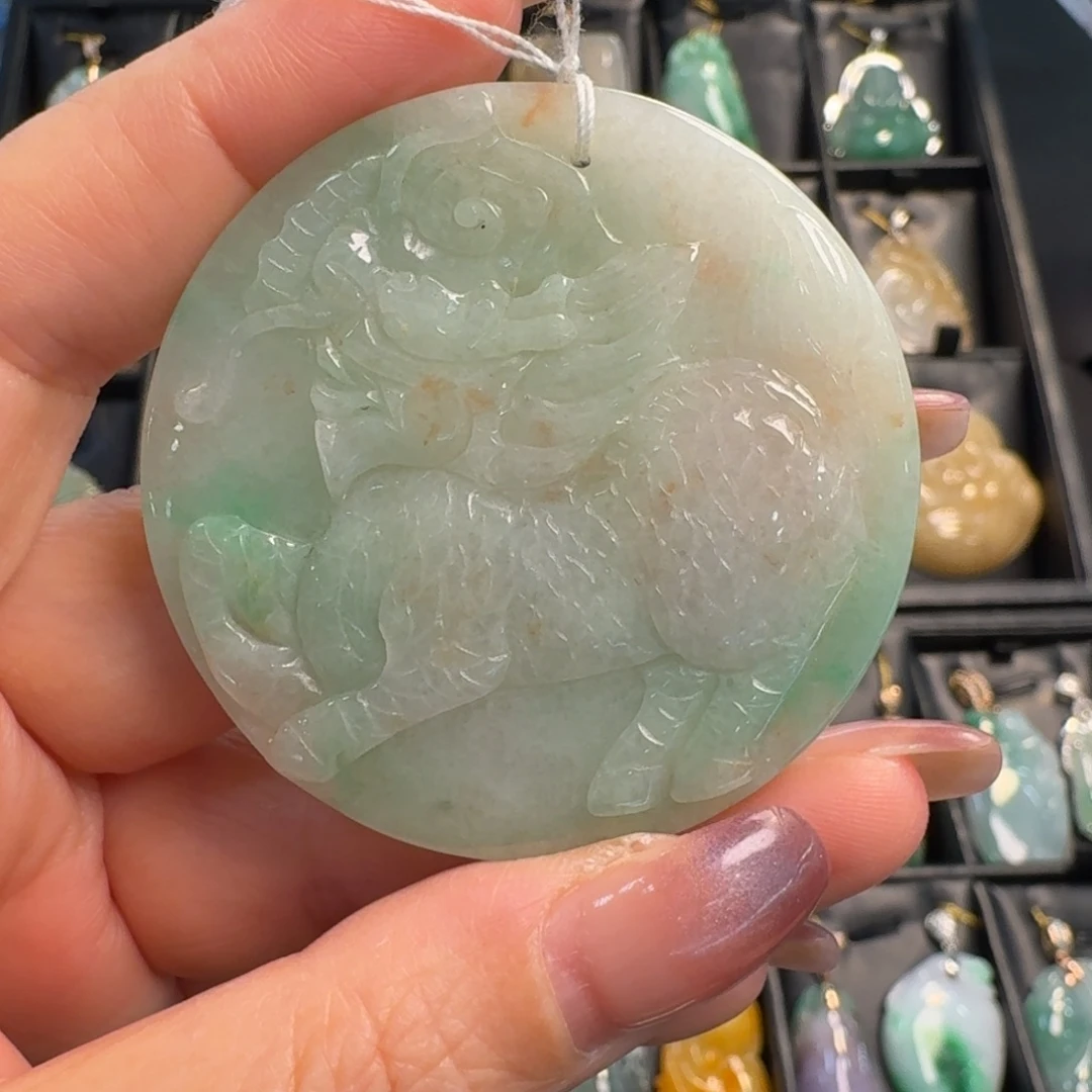 翡翠未镶嵌颈饰麒麟