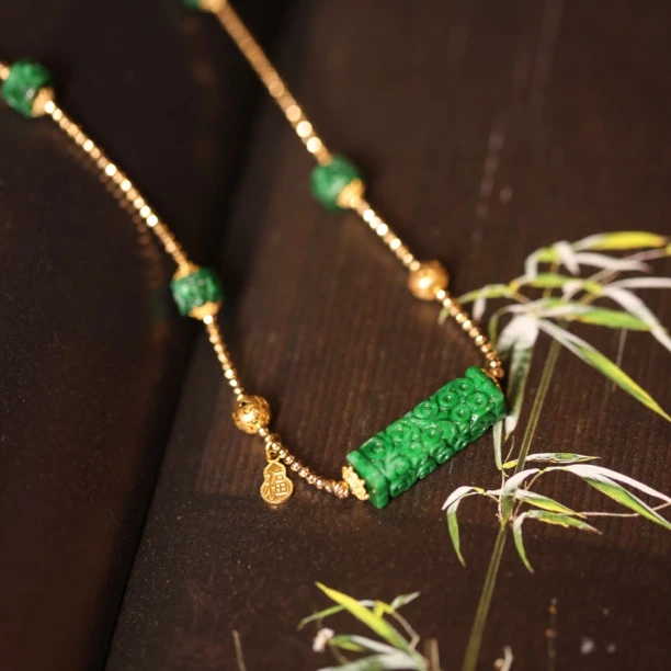 18k金翡翠龙柱项链SY