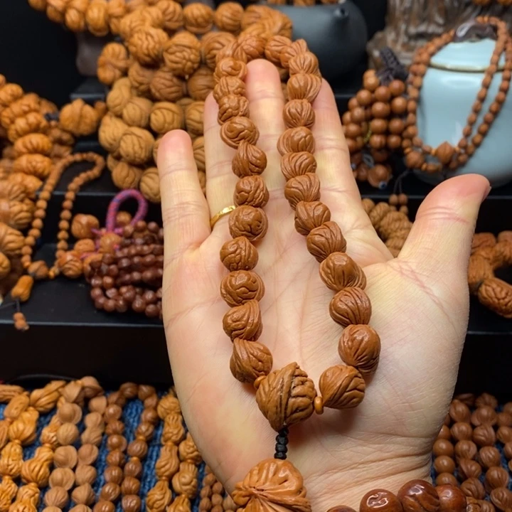 龙纹桃核手持。