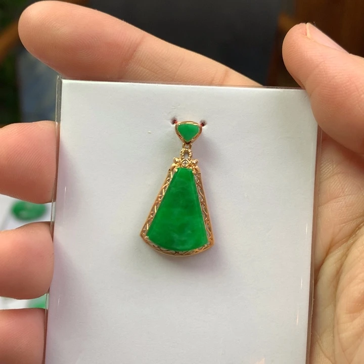 翡翠18K金镶嵌颈饰翡翠