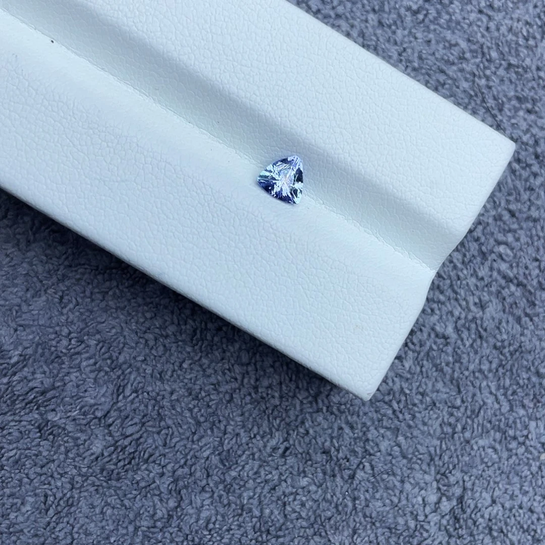 未镶嵌裸石坦桑石一颗