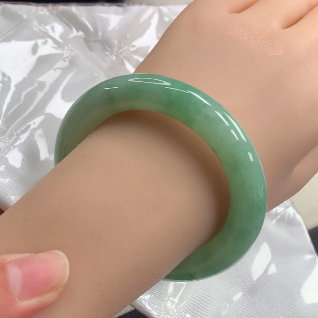 翡翠手镯未镶嵌54胖圆条 满绿