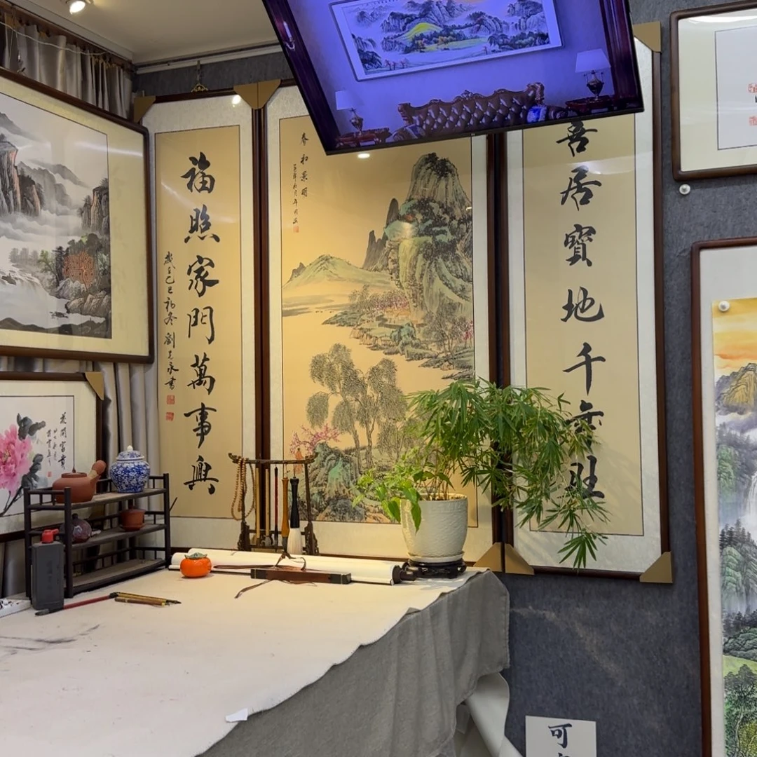 国画山水中堂画框一套（约164×182cm）