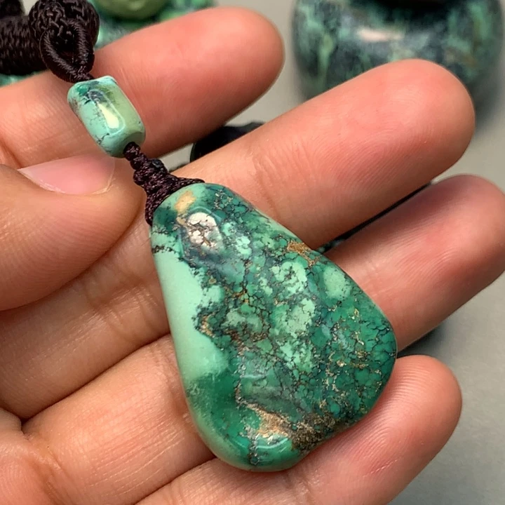 绿松石未镶嵌颈饰