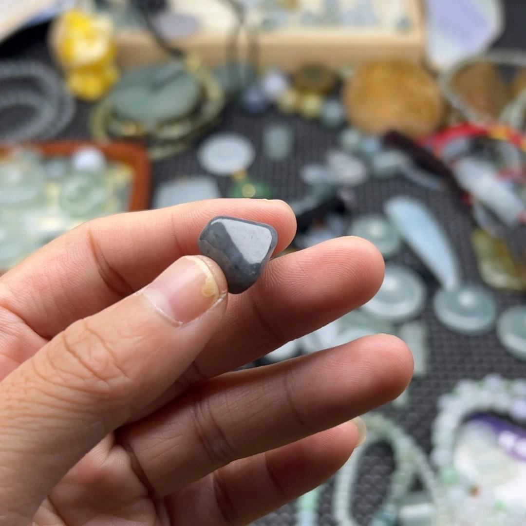 颈饰未镶嵌翡翠珠子