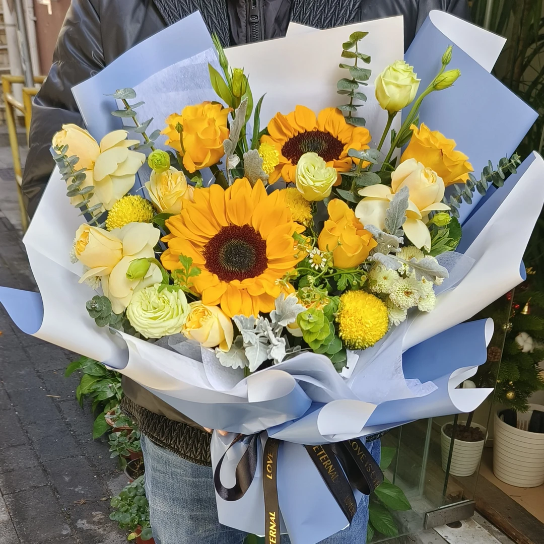 2朵向日葵9朵玫瑰混搭花束送老师朋友生日礼物毕业高考同城配送