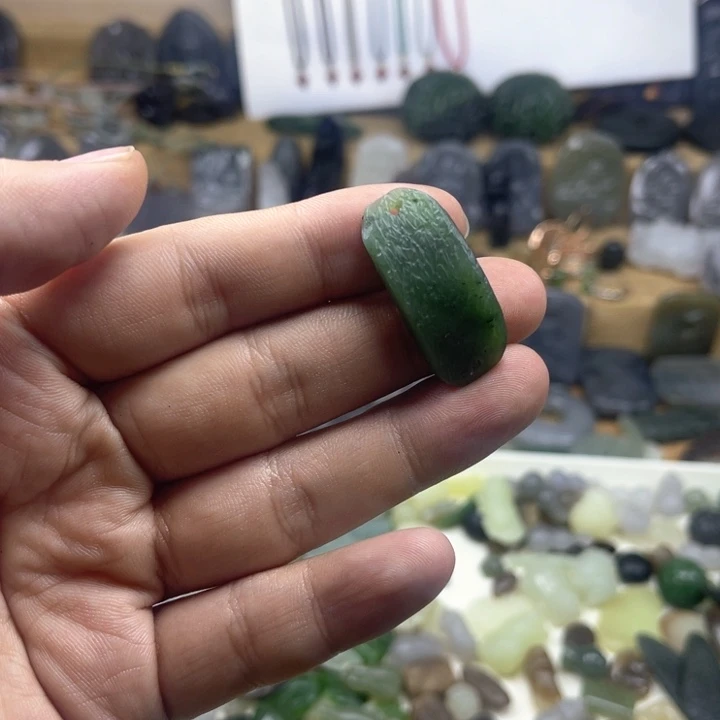 和田玉颈饰未镶嵌?**呀