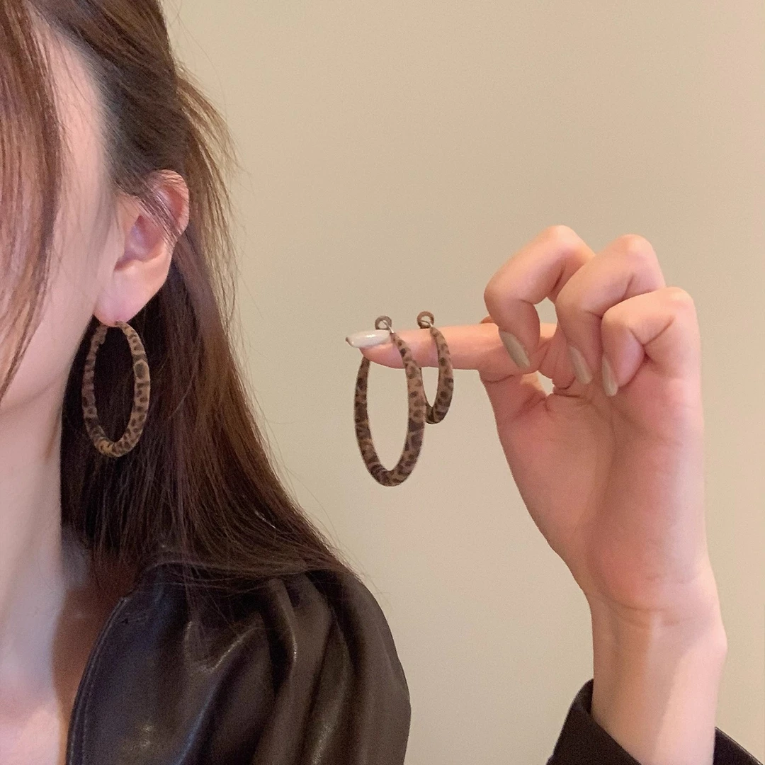 合金耳饰 豹纹丝绒圈圈耳环女高级感气质耳圈耳钉个性辣妹素圈