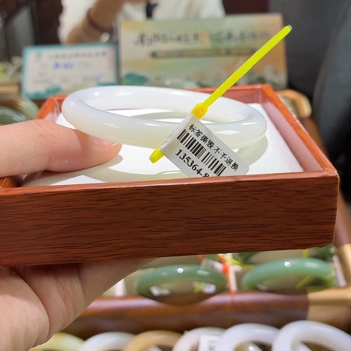 L***s未镶嵌手镯和田玉羊脂白玉54 55