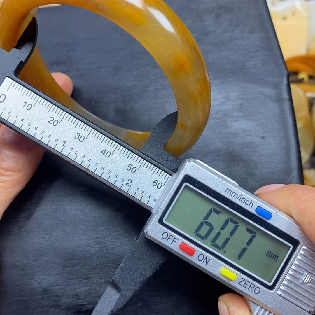 石英质玉（黄龙玉）颈饰未镶嵌