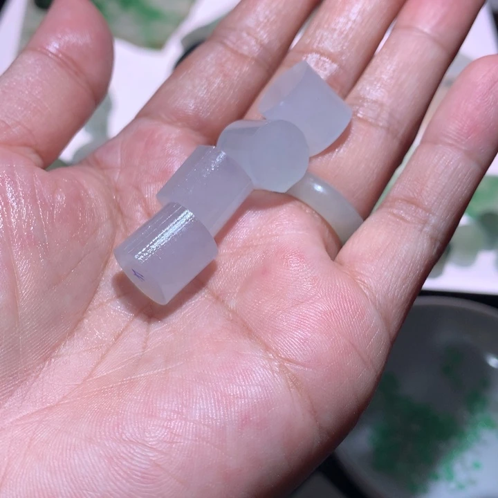 翡翠未镶嵌颈饰明**上材料