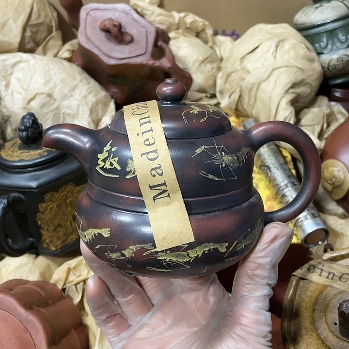 茶壶紫砂矿泥料手工制作的一把紫砂壶。