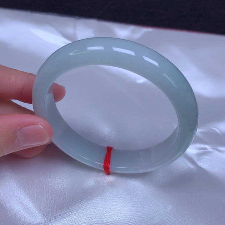 翡翠手镯未镶嵌。