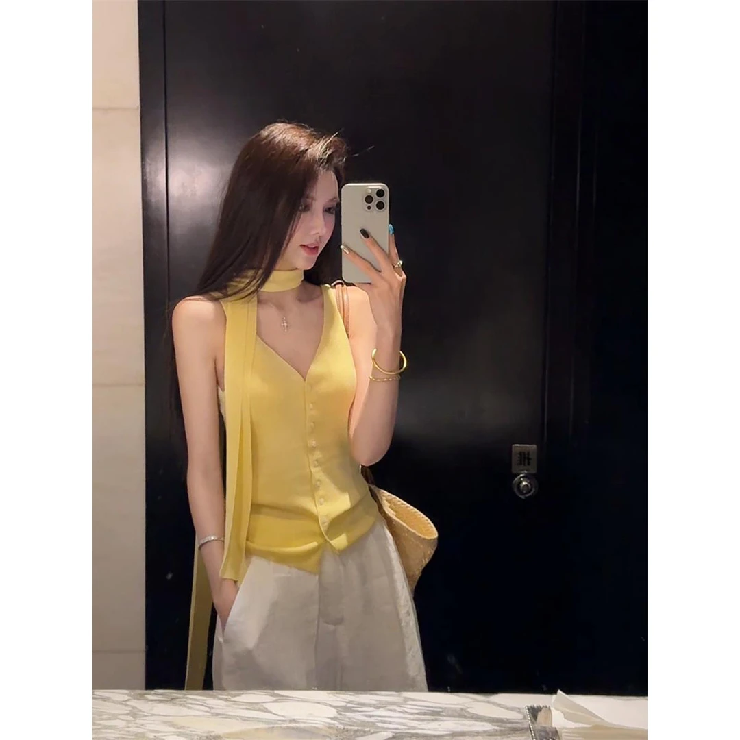 2025新款设计感黄色V领吊带背心装夏季小众修身单排扣针织上衣