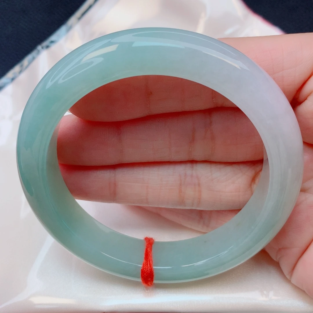 翡翠未镶嵌手镯56.8圈糯化飘绿底完整推荐