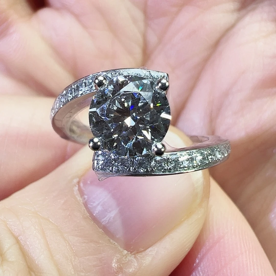 18K金镶嵌实验室培育钻石扭臂四爪13圈