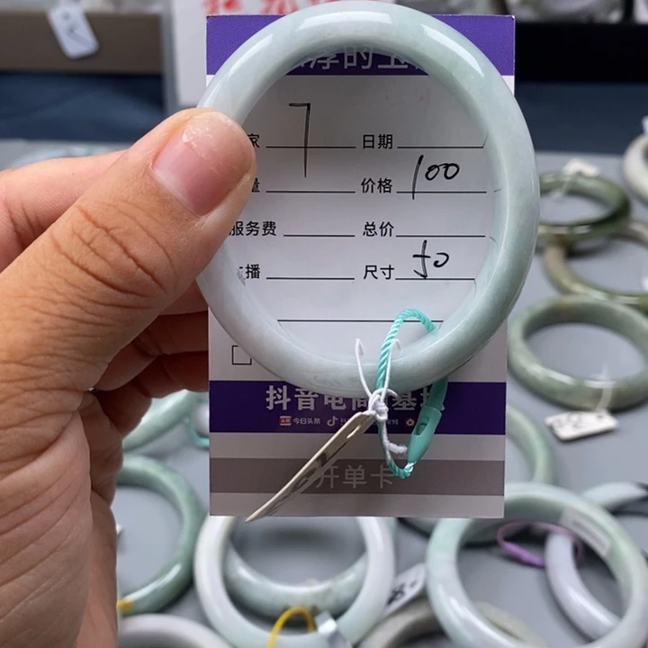 翡翠手镯未镶嵌翡翠