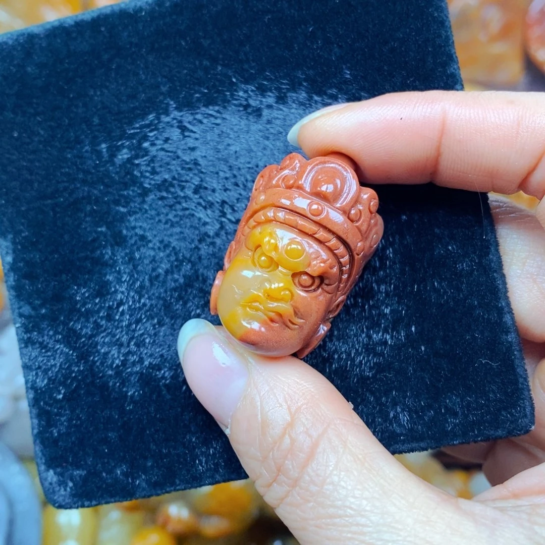 未镶嵌石英质玉（黄龙玉）颈饰