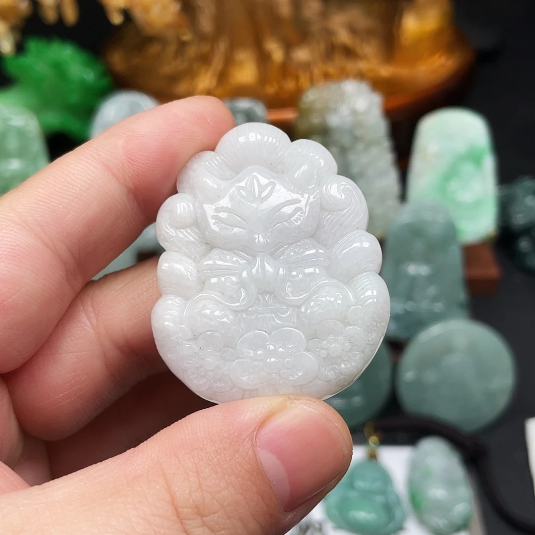 翡翠未镶嵌颈饰九尾灵狐