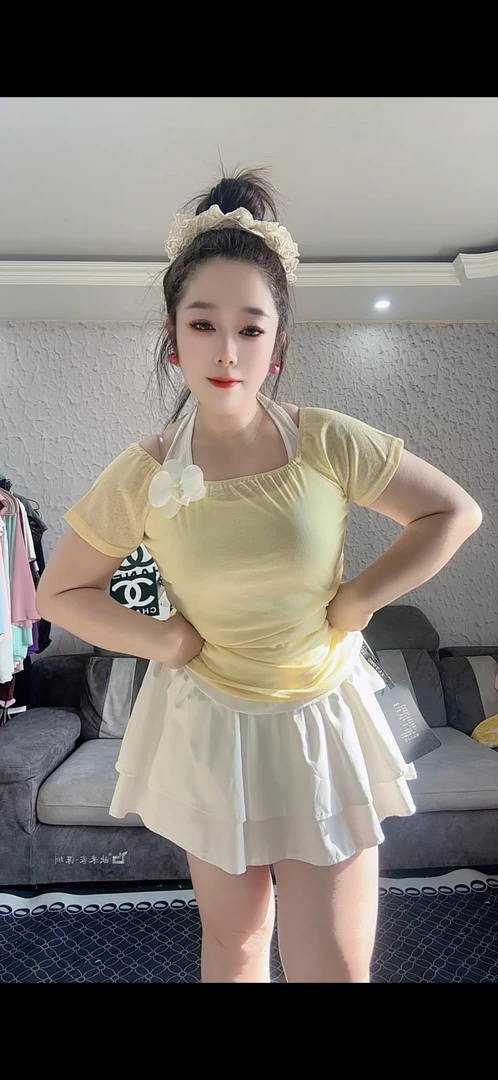 依依家大码女装3118真两件套上衣甜美百搭纯欲T恤有胸针立体花朵