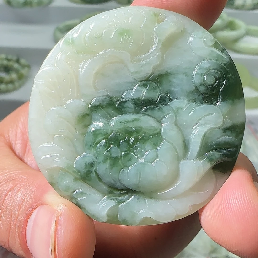 透闪石-蛇纹石玉未镶嵌颈饰