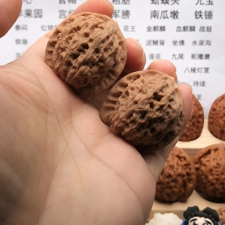 把件文玩核桃血麒麟，边37，有点黄尖