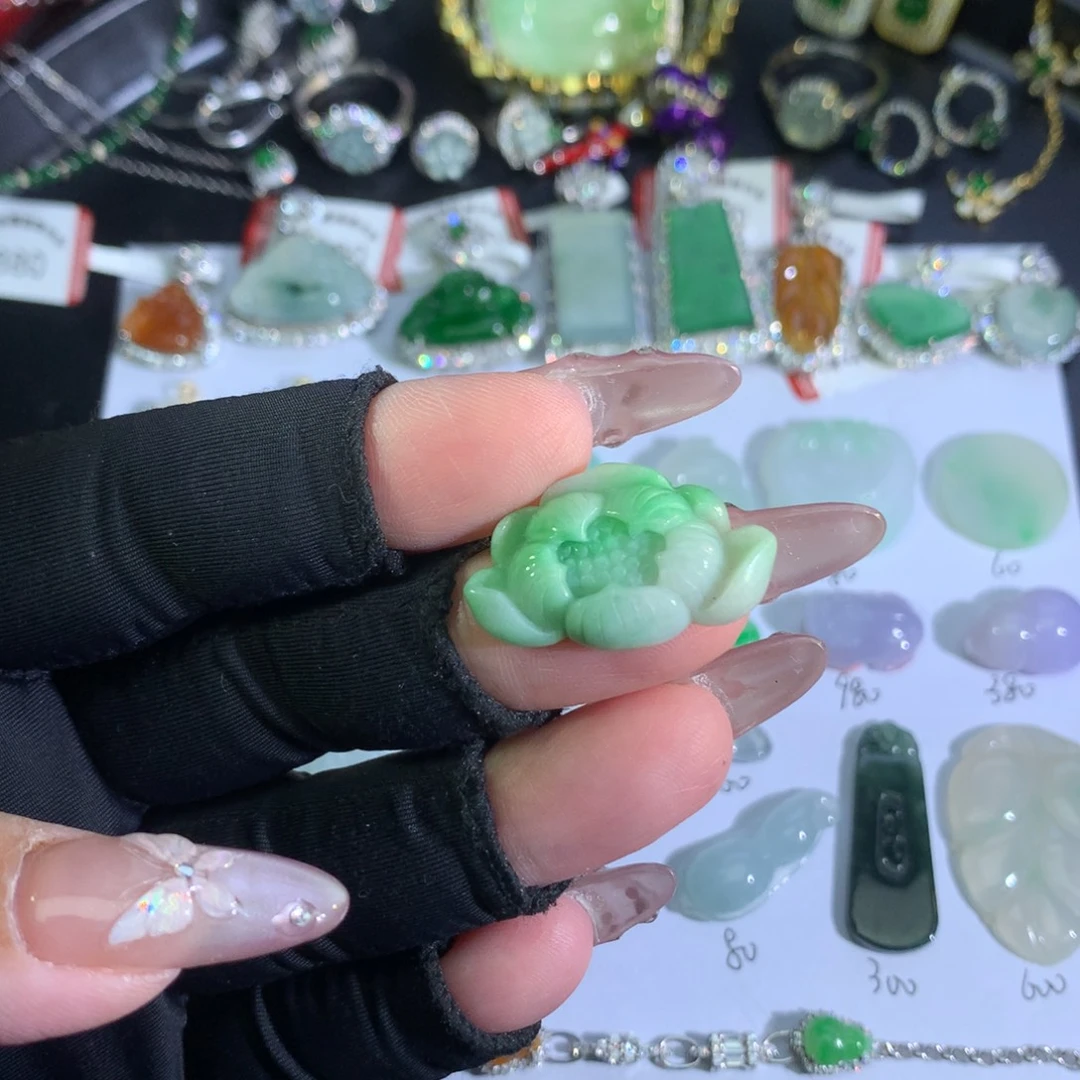裸石翡翠白底青莲花