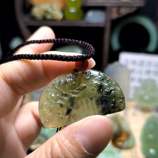 蛇纹石玉未镶嵌颈饰