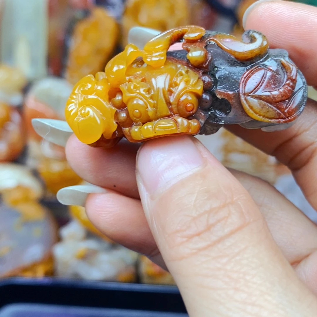石英质玉（黄龙玉）未镶嵌颈饰