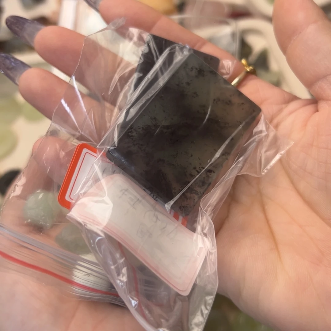 蛇纹石玉颈饰合金辉