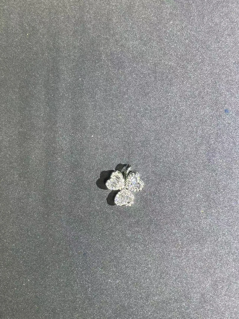 a1802白色满镶三叶草吊坠多样性发货