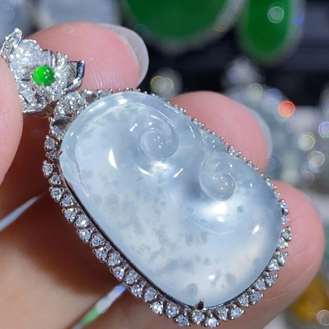 翡翠18K金镶嵌颈饰如意