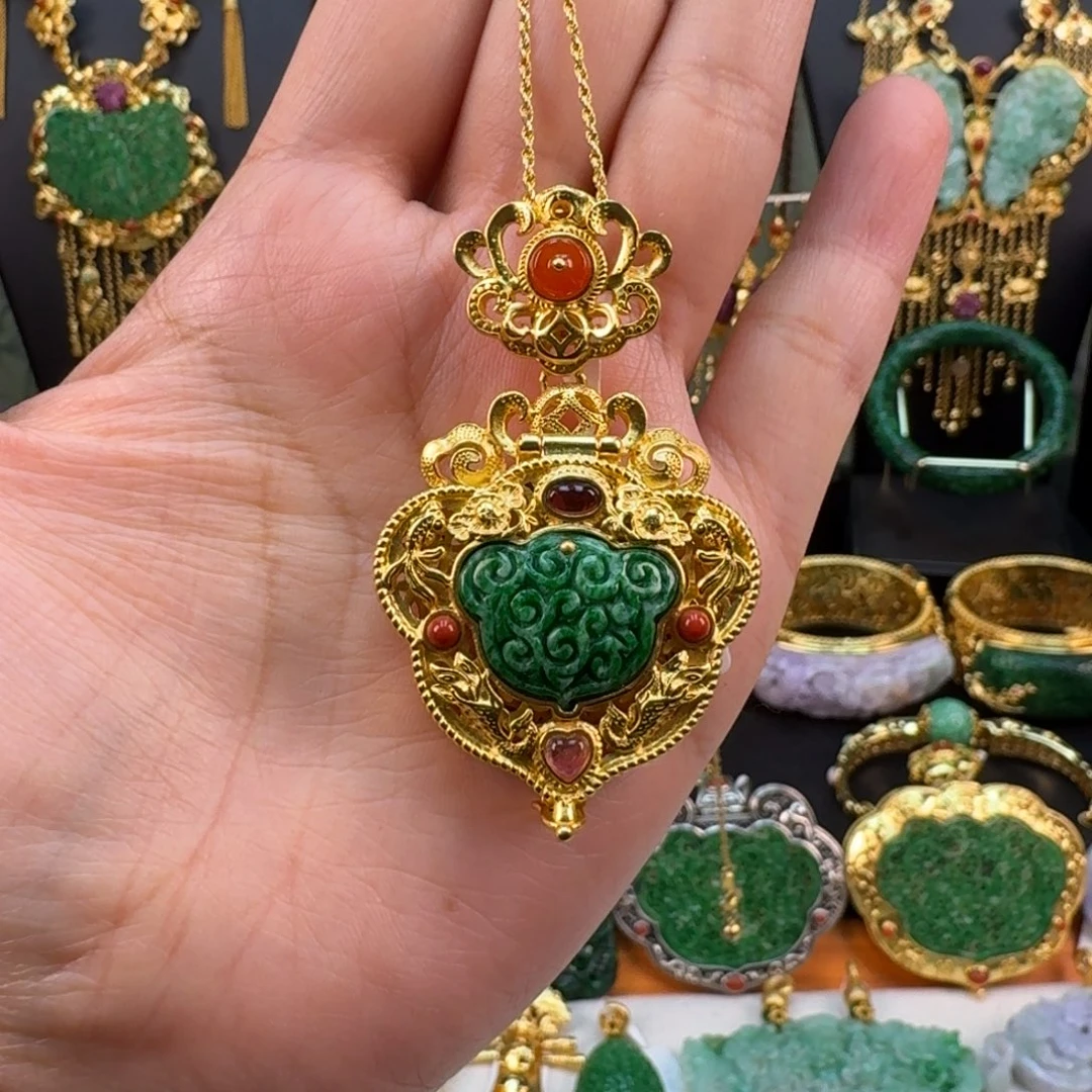 翡翠银S925镀金镶嵌颈饰嘎乌盒 炸价