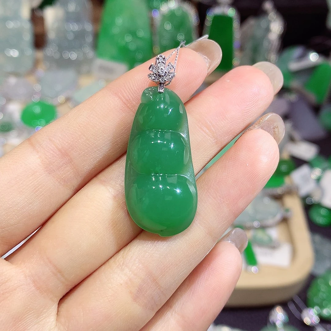 翡翠18K金镶嵌颈饰豆