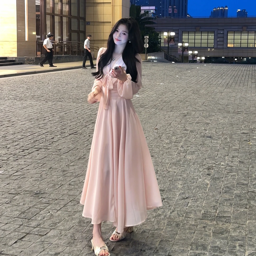法式粉色温柔V领蝴蝶结系带长袖连衣裙子女2025新款早秋女装长裙