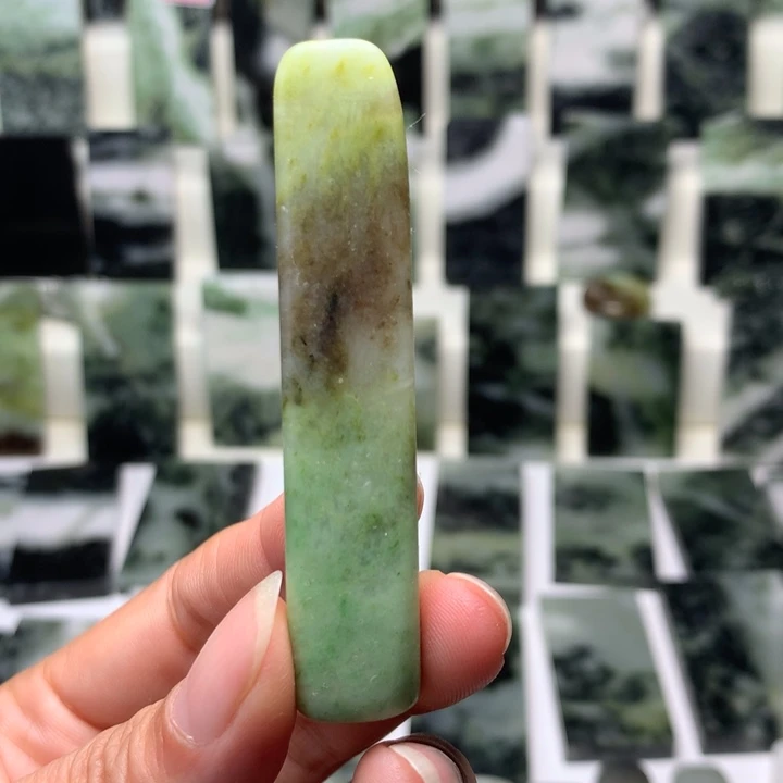 独山玉颈饰未镶嵌