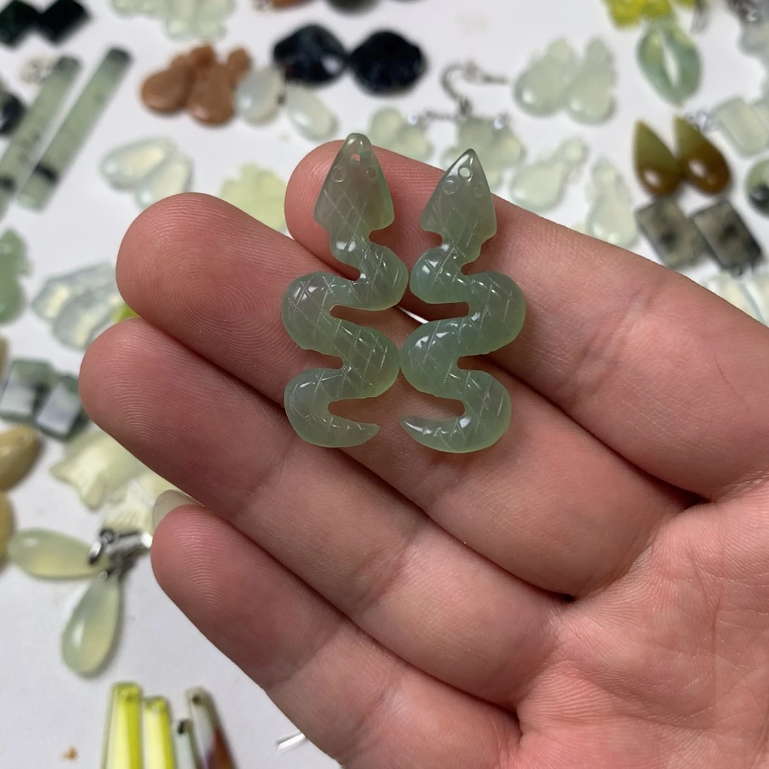 蛇纹石玉未镶嵌耳环