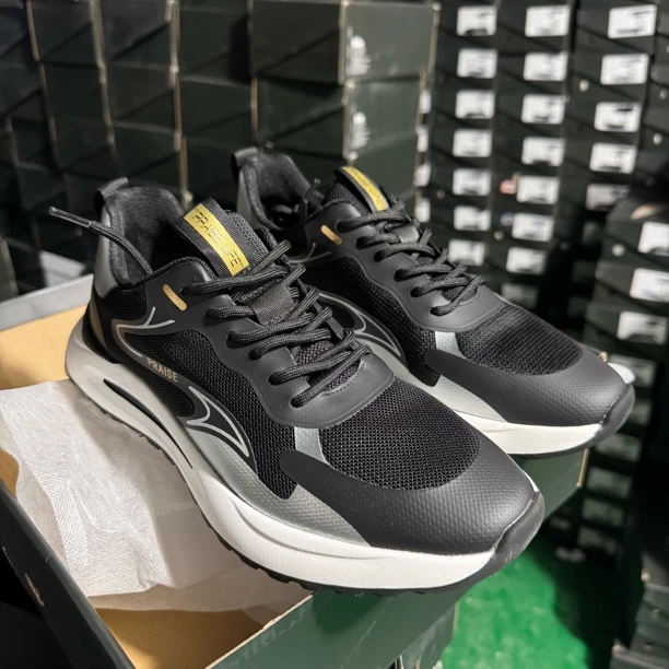 男鞋两个鞋底颜色不一样。一只发黄不同的位置你们先看图再买鞋017