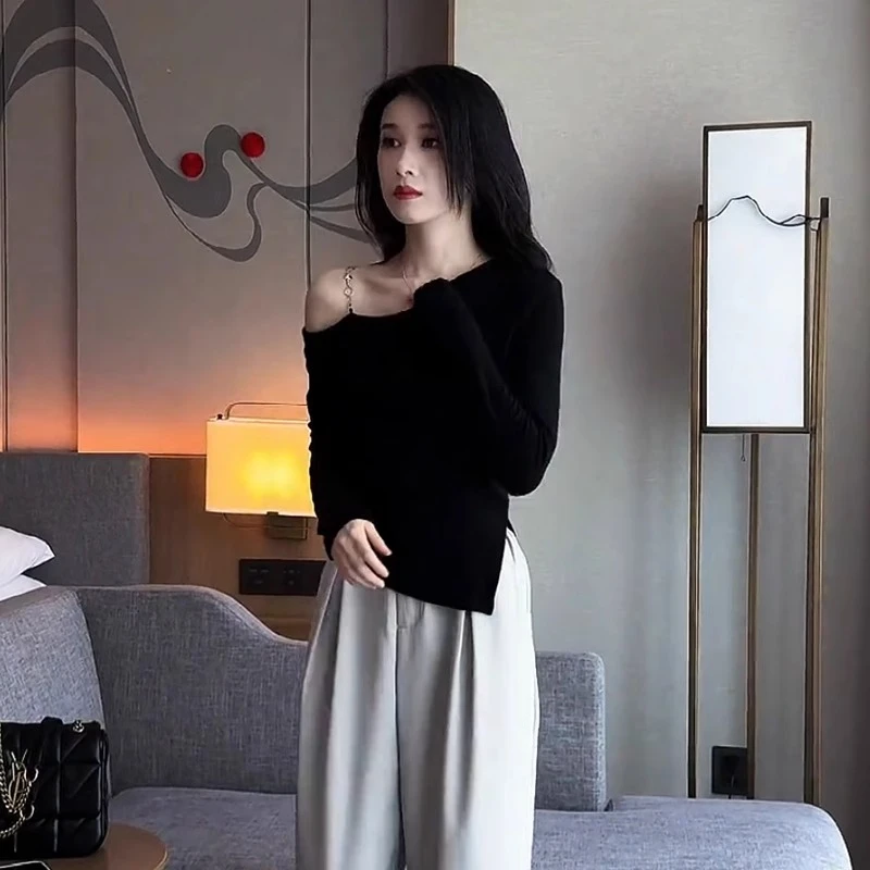 一字肩黑色长袖T恤女春秋修身显瘦内搭打底衫设计感斜肩露肩上衣