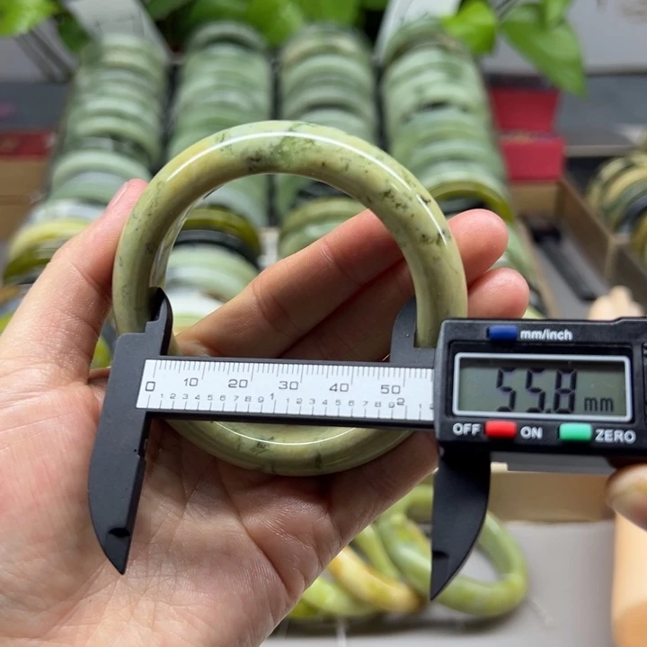 蛇纹石玉未镶嵌手镯33
