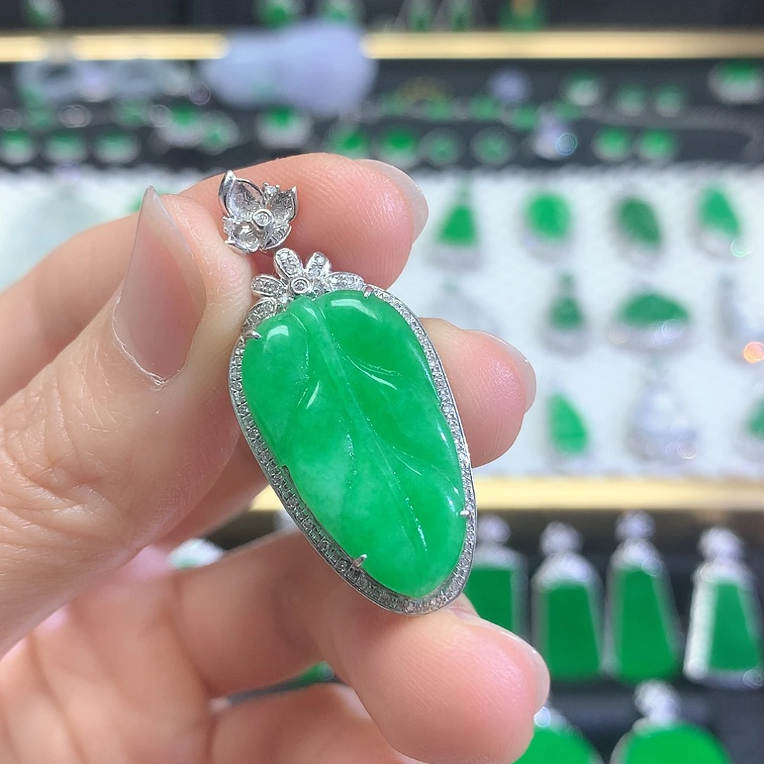 颈饰18K金镶嵌翡翠吊坠