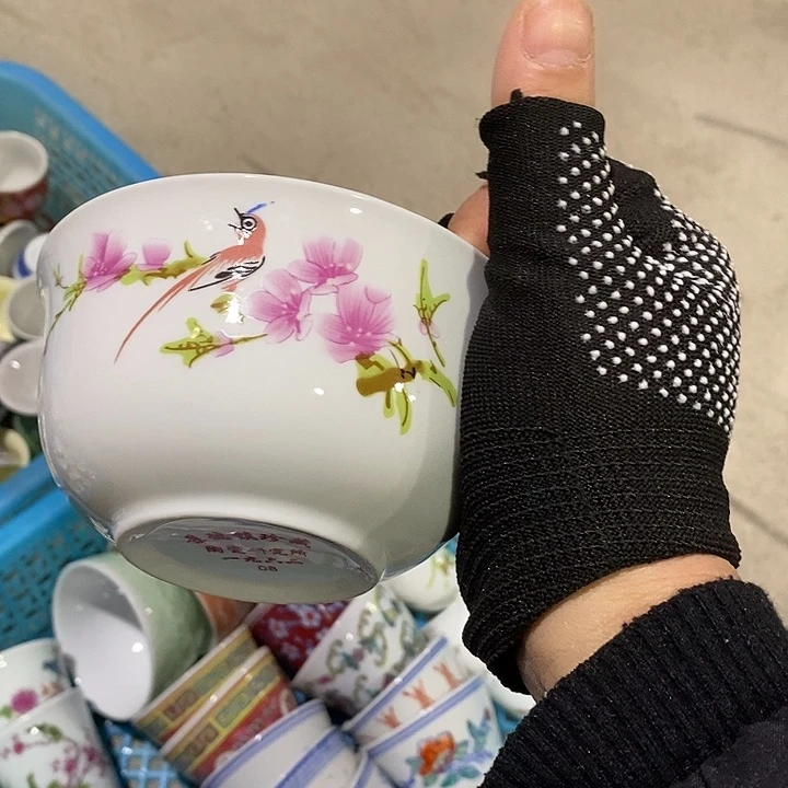 陶景德镇陶瓷学院院长曾庆泉在致辞