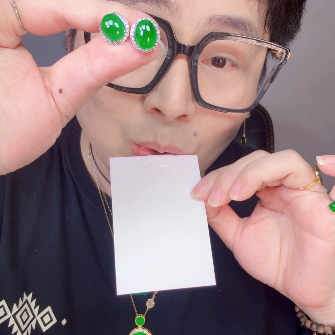 翡翠未镶嵌颈饰一对