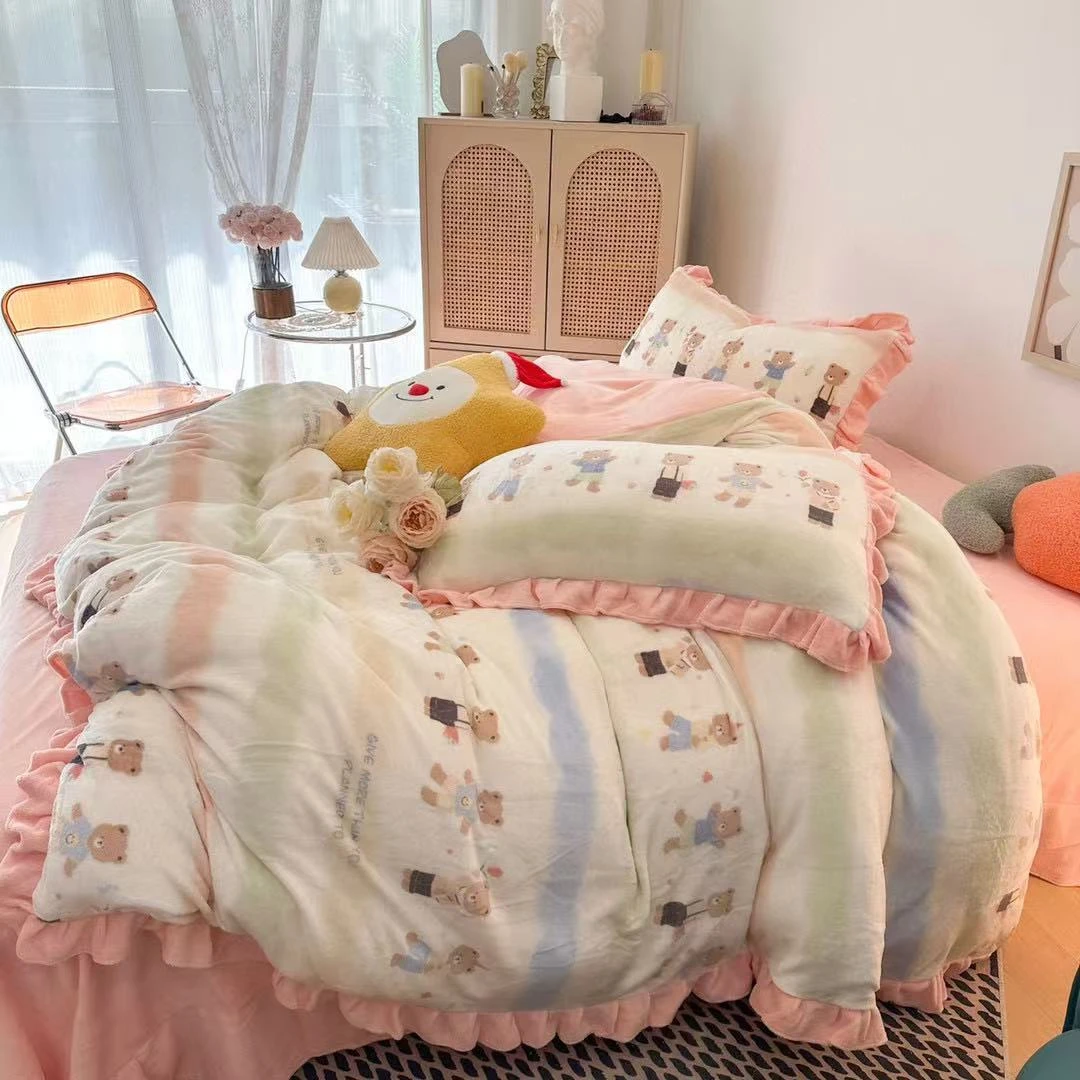 韩版花边牛奶绒四件套。被套200.230床单245.245.韩国小熊